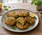 Gyllene zucchini- och halloumibiffar med sesam, mynta och en tunn strimma chilihonung