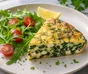 Skuren spenatfrittata med smulad feta samt rucola, körsbärstomater och kruspersilja